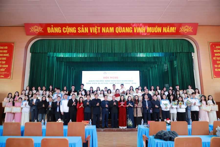 Sinh Viên Khoa Ngoại Ngữ Tại Hội Nghị Khen Thưởng Sinh Viên Đạt Danh Hiệu Sinh Viên Xuất Sắc, Giỏi Năm Học 2024 - 2025